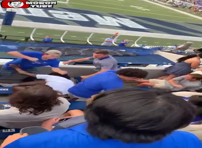 Video :He gets knocked out after starting a fight after getting unintentionally stomped on